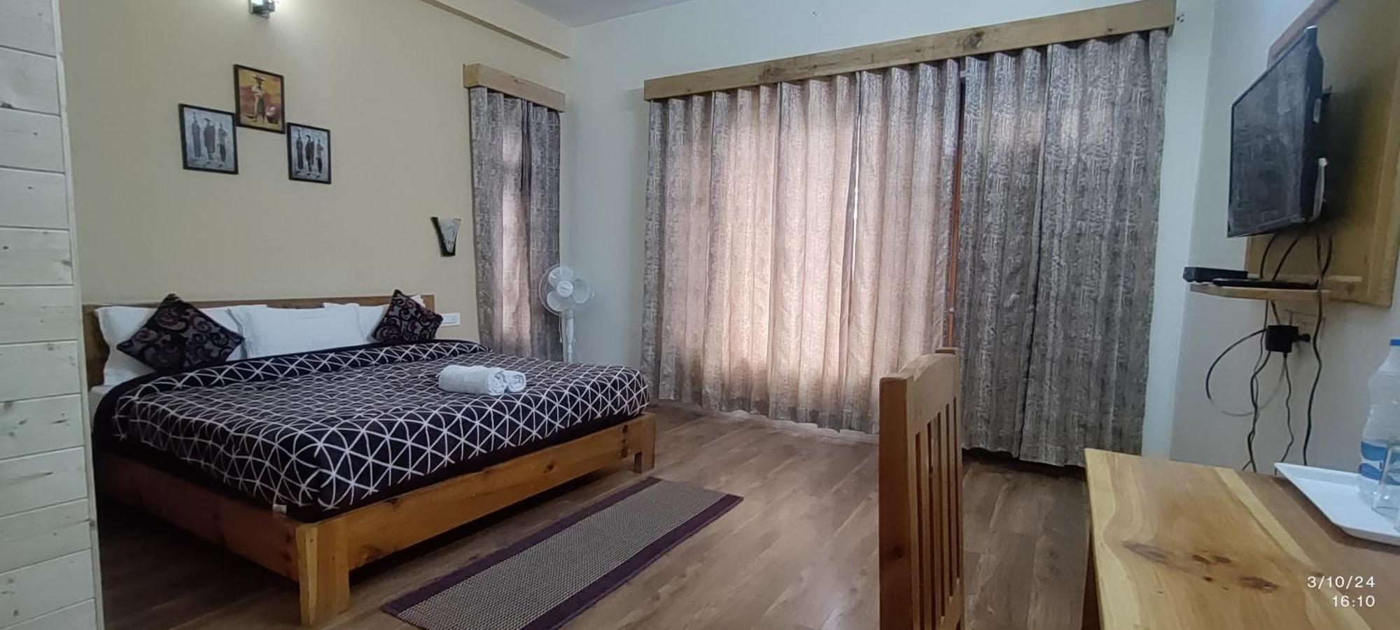 Tirthan Grand Riverside Banjar Exterior photo