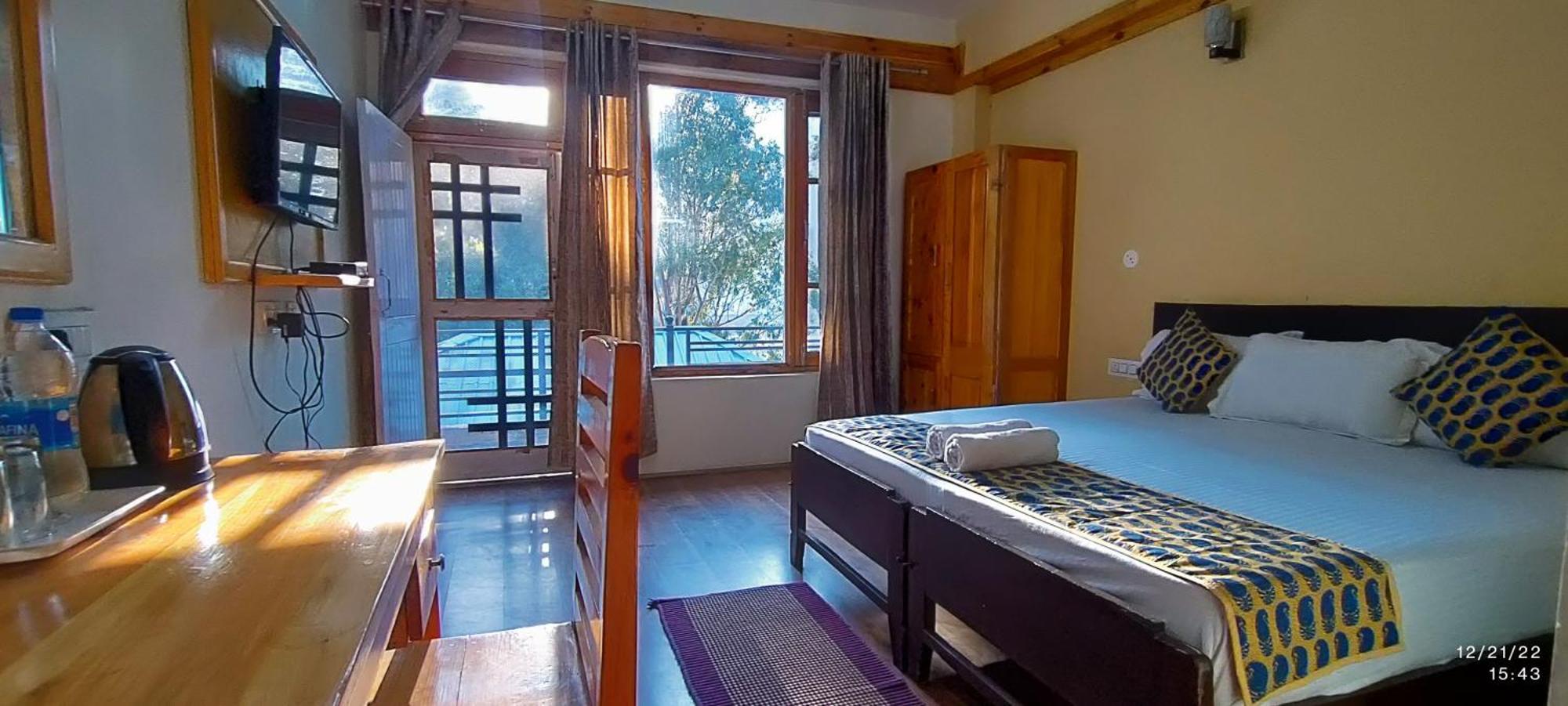 Tirthan Grand Riverside Banjar Room photo